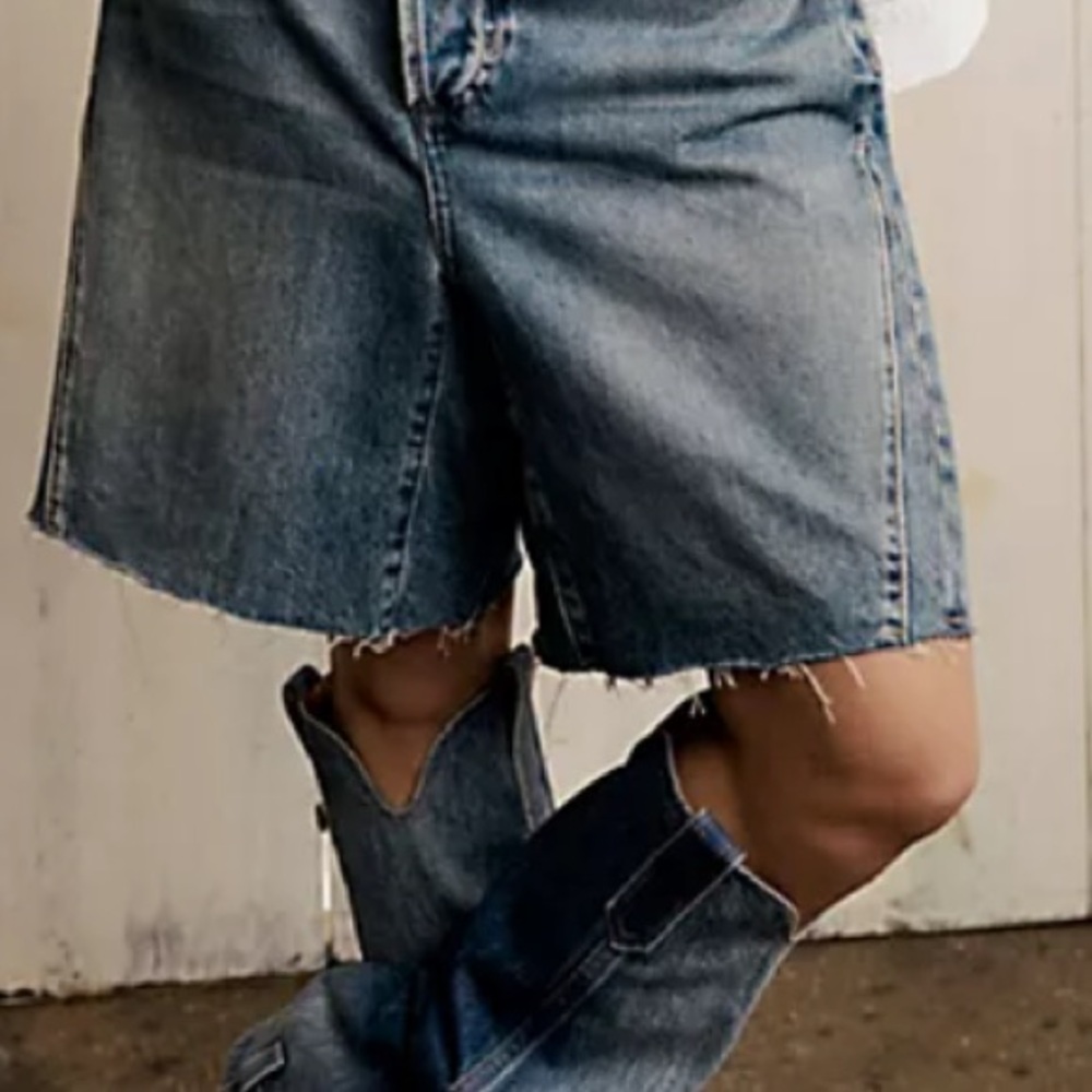 Women's Boomerang Long Shorts
NWOT
We The Free
Color: Blues Clues - Picture 6 of 8